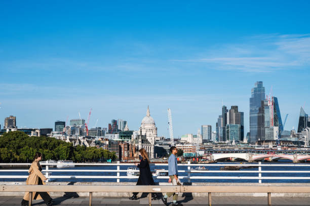 people walking on waterloo bridge, view of canary wharf - tower london england greater london inner london imagens e fotografias de stock