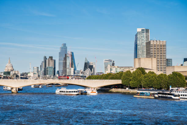 view from the bridge, canary wharf london city - tower london england greater london inner london imagens e fotografias de stock