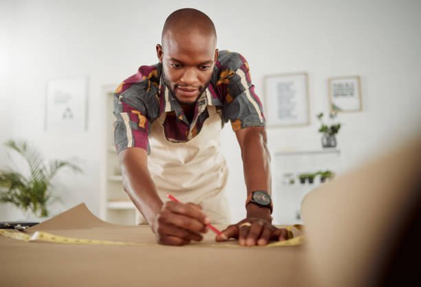 modello di stilista, modellismo e cucito con pianificazione, disegno e misurazione dello stilista per il costume design. creativo maschile in fabbrica tessile, laboratorio di abbigliamento e studio di produzione - fashion tailor clothing men foto e immagini stock