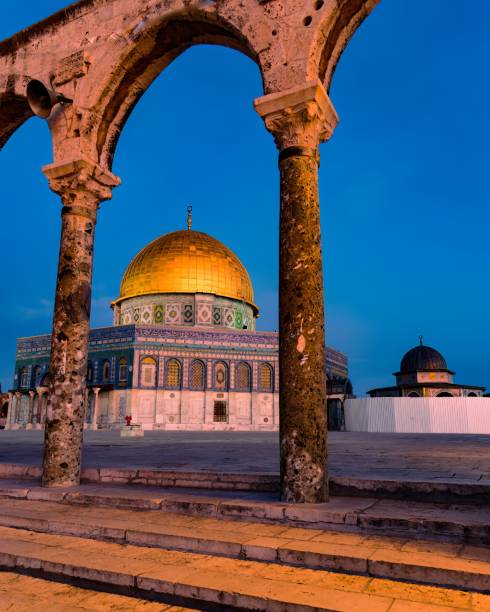 dome of the rock during morning prayer - jerusalem dome of the rock israel temple mound imagens e fotografias de stock