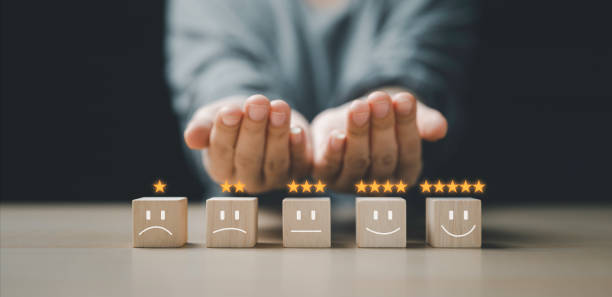 People's hands are choosing wooden blocks with one-star to five-star icons to choose from for service satisfaction. opinion poll Great review options Customer Service Rating.Text input area on hand. las manos de las personas están eligiendo bloques de madera con iconos de una estrella a cinco estrellas para elegir para la satisfacción del servicio. encuesta de opinión excelentes opciones de revisión calificación de servicio al cliente.Área de en