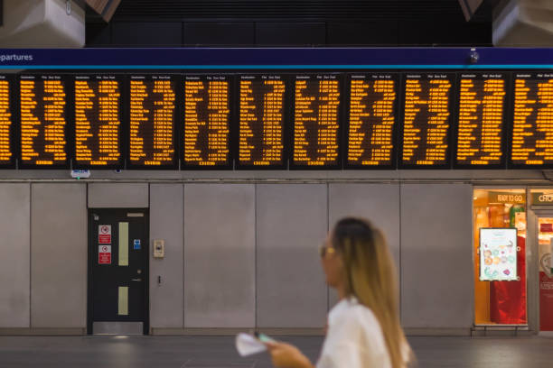 영국 런던의 런던 브리지 역에서 디지털 열차 시간표, 지나가는 여성 승객 - subway station railroad station uk passenger 뉴스 사진 이미지