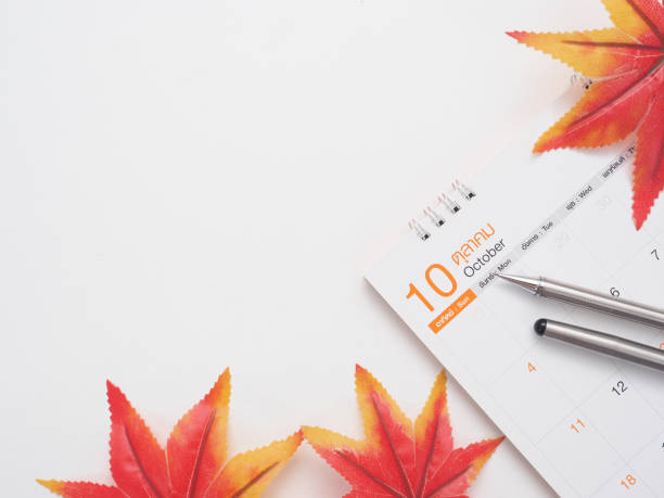 istock Pen on calendar with maple lead top view white background copy space autumn concept 1426635934