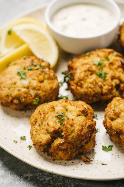 torte di granchio con salsa al limone e tartaro - fish cakes immagine foto e immagini stock