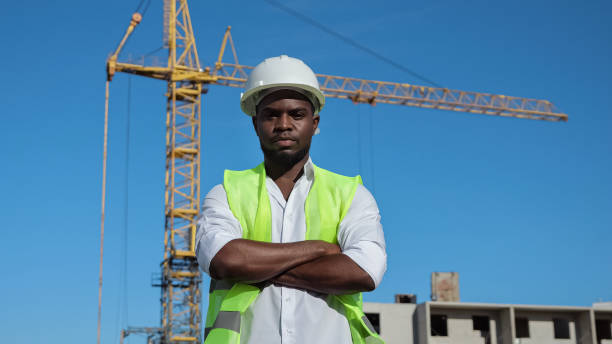 il costruttore di uomini afroamericani sembra con espressione seria - business ceo building activity business person foto e immagini stock