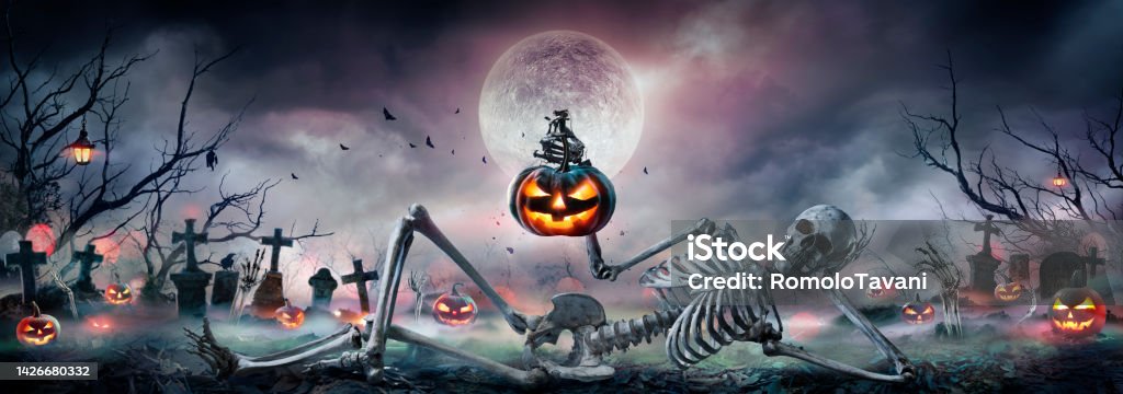 Halloween - Skelett mit Kürbis in der Hand Auf dem Friedhof In gruseliger Nacht Mit Vollmond - Lizenzfrei Halloween Stock-Foto