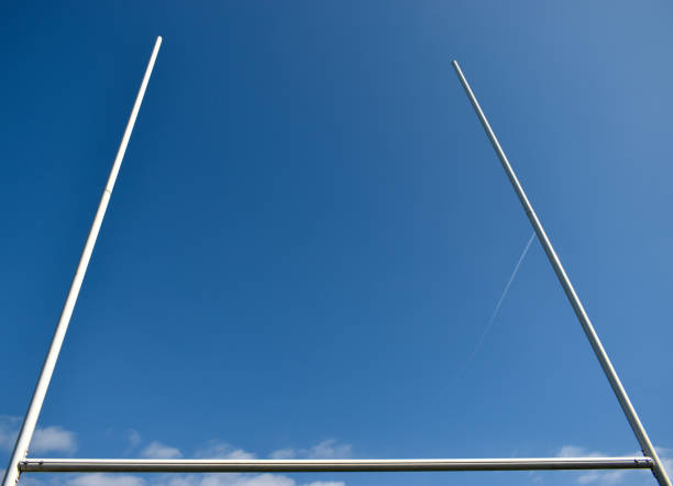 postes de rugby - rugby wooden post goal post rugby post fotografías e imágenes de stock