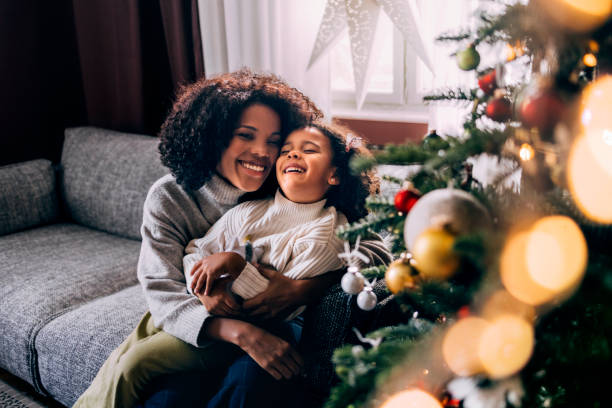 mãe e filha abraçando - christmas family child christmas tree - fotografias e filmes do acervo