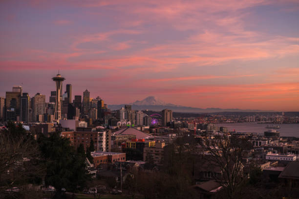 seattle skyline - keyarena imagens e fotografias de stock