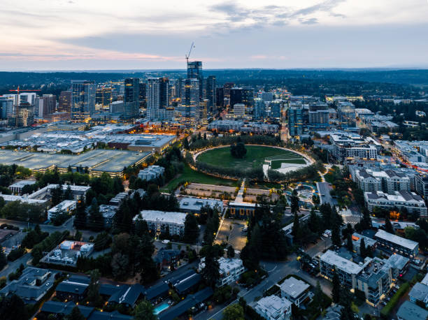 vue aérienne du centre-ville de bellevue à l’aube - bellevue washington state photos et images de collection