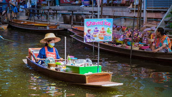 Tourist attraction, Floating Market in Damnoen Saduak, southwest of Bangkok, Thailand, Asia, 28. October 2005