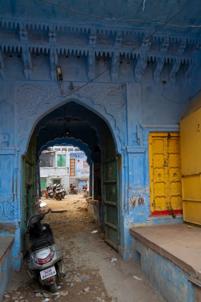 porte traditionnelle ouverte en bois et maison de couleur bleue. les brahmanes hindous peignaient leurs maisons en bleu parce qu’ils étaient de caste supérieure, la tradition suit. - india brahmin hinduism tourism photos et images de collection