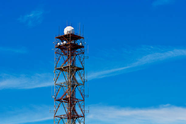 wieża telekomunikacyjnych - radar station zdjęcia i obrazy z banku zdjęć