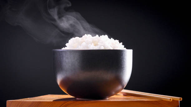 일본 쌀, 쿡 라이스. 검은 색 배경에 젓가락으로 검은 그릇에 일본 흰 밥을 조리 한 천연 김을 닫고 부드러운 초점을줍니다. 건강 식품 개념. - rice 뉴스 사진 이미지