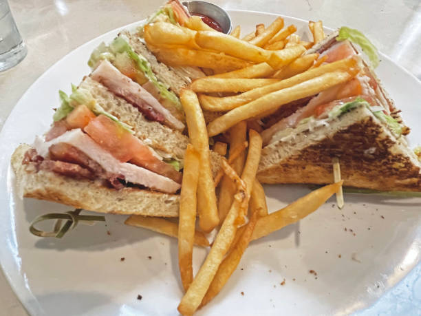 клубный сэндвич с картофелем фри - club sandwich sandwich french fries turkey стоковые фото и изображения