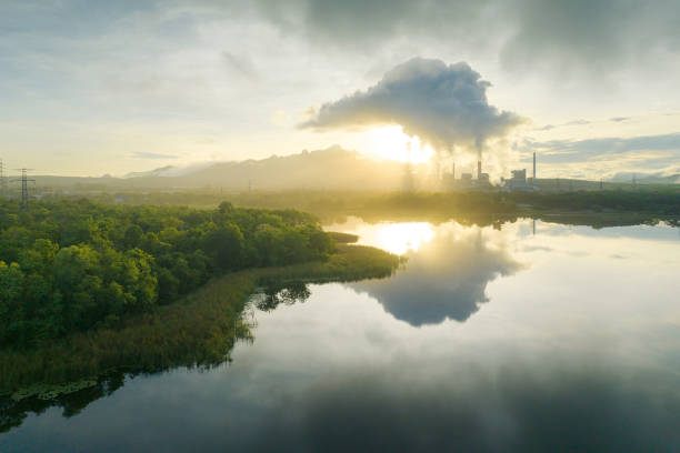 vista aerea della centrale elettrica a carbone nella nebbia mattutina. - anidride carbonica foto e immagini stock