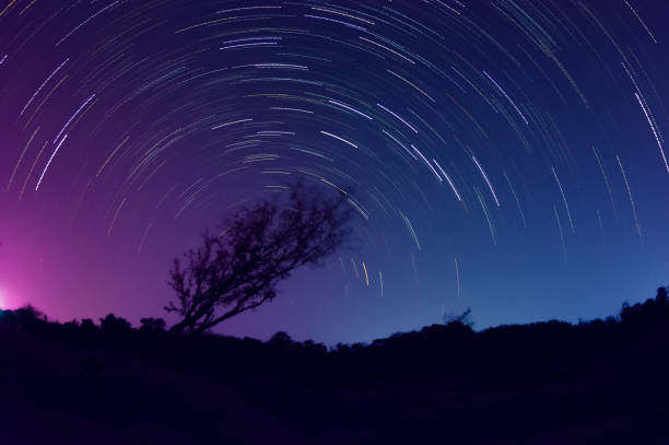 impresionante rastro de estrellas - star trail clear sky tranquil scene circle fotografías e imágenes de stock
