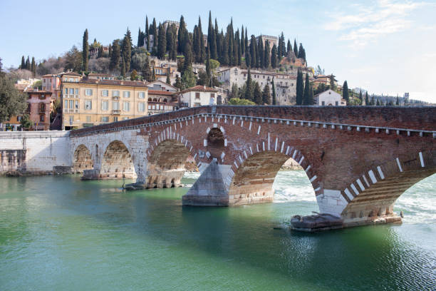 verona. steinbrücke. - verona italy bridge ponte pietra italy stock-fotos und bilder