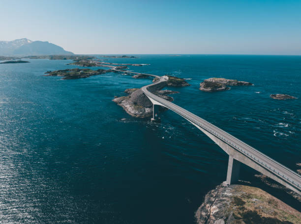 Vista aérea dos carros que cruzam a Ponte Storseisundet na Atlantic Ocean Road - foto de acervo