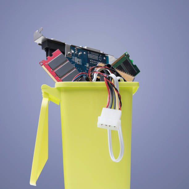 istock Small garbage can full of computer parts 1426840737