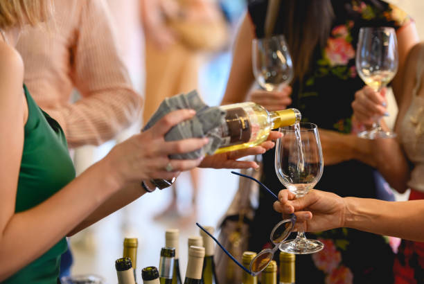 degustación de vino blanco en el festival del vino - wine pouring wineglass white wine fotografías e imágenes de stock