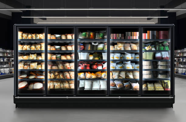 kühlschrank gefrorenes gebäck gemüse und geburtstagskuchen - gefrorener-see stock-fotos und bilder