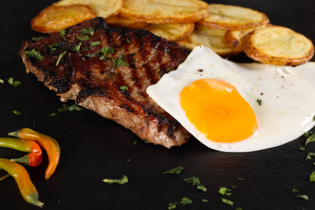 bistecca e uova - steak top sirloin dinner main course foto e immagini stock