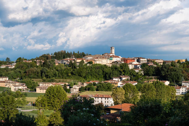 сан-даниэле в городском пейзаже фриули - italy bell tower built structure building exterior стоковые фото и изображения