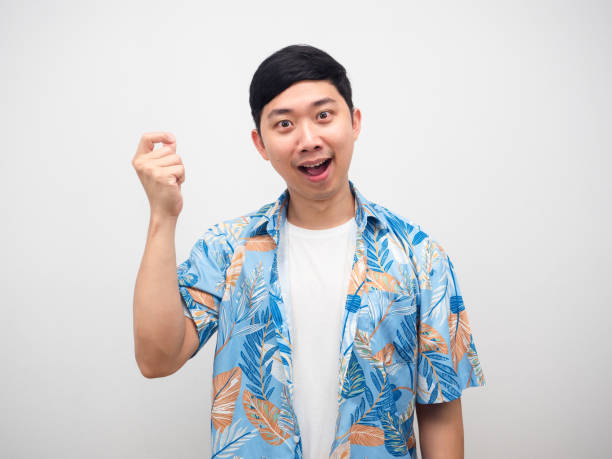 istock Man blue shirt gesture snap finger get idae about holiday 1426925583