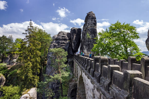 puente en alemania, suiza sajona. bastei, sajonia, parque nacional - basteifelsen fotografías e imágenes de stock