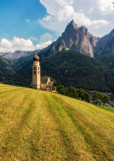 piękny widok z kościołem san valentino i masywem sciliar. castelrotto, bolzano, trentino alto adige, włochy. - san valentino zdjęcia i obrazy z banku zdjęć