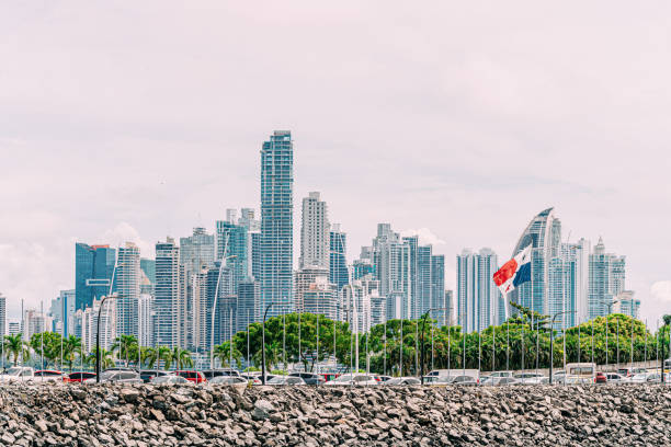 neue skyline von panama city, panama vom hafen mit panamaischer flagge im vordergrund - panama stock-fotos und bilder