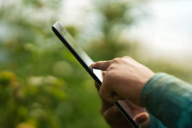 fermier utilisant la tablette numérique - pavé tactile photos et images de collection
