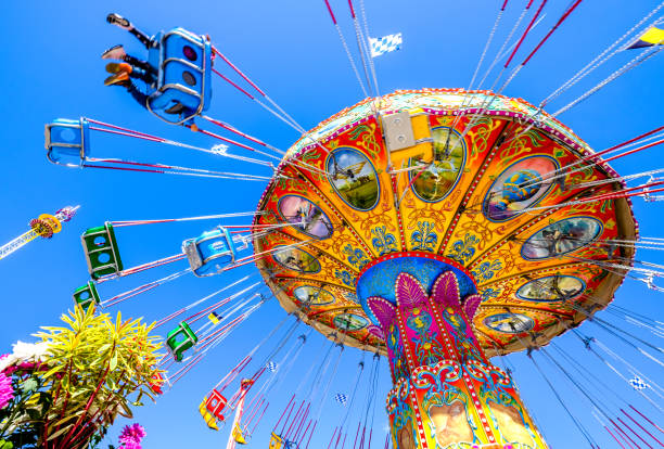뮌헨의 옥토버 페스트에서의 전형적인 승차 - ferris wheel wheel oktoberfest carnival 뉴스 사진 이미지