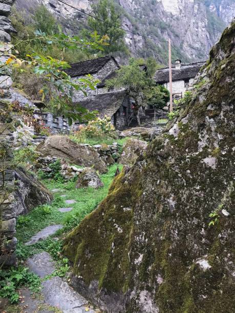 swiss - canton ticino - vallemaggia - ritorto village - waterfall falling water maggia valley switzerland foto e immagini stock