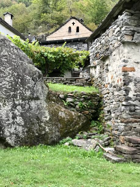 swiss - canton ticino - vallemaggia - ritorto village - waterfall falling water maggia valley switzerland foto e immagini stock