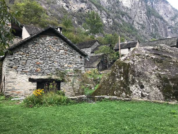 swiss - canton ticino - vallemaggia - village ritorto - waterfall falling water maggia valley switzerland foto e immagini stock