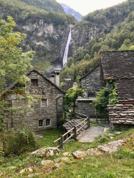 svizzera - canton ticino - vallemaggia- foroglio - waterfall falling water maggia valley switzerland foto e immagini stock