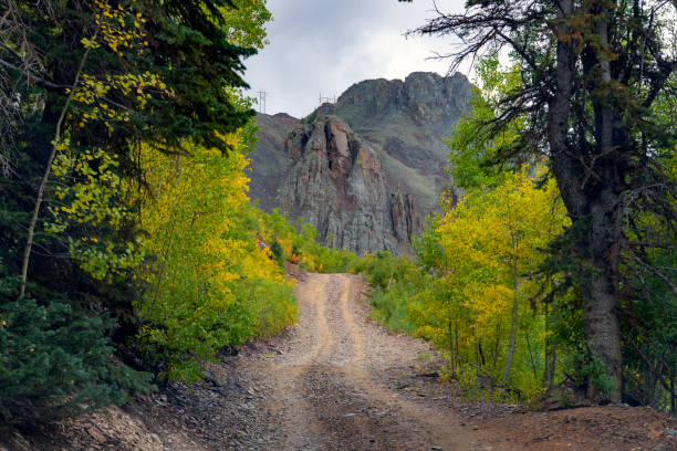 strada sterrata 4x4 sul passo ophir nel sud-ovest del colorado, usa - uncompahgre national forest foto e immagini stock