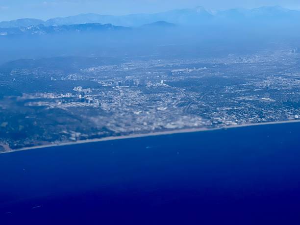 vista aérea de santa mónica y venice beach, los ángeles, ee.uu. - santa monica pier city of los angeles los angeles county aerial view fotografías e imágenes de stock