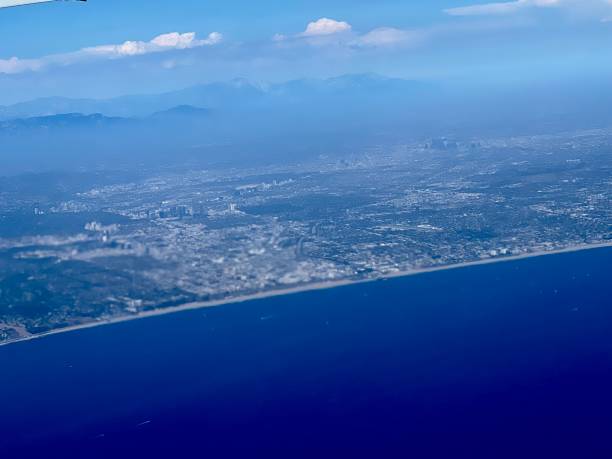 vista aérea de santa mónica y venice beach, los ángeles, ee.uu. - santa monica pier city of los angeles los angeles county aerial view fotografías e imágenes de stock