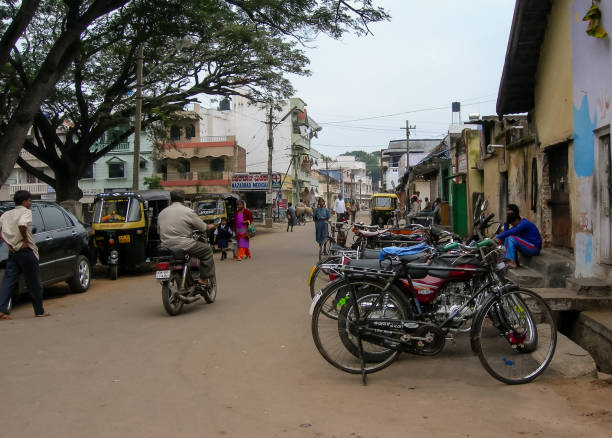 strada indiana in una città vicino a mysore - indian ethnicity traditional culture architecture karnataka foto e immagini stock