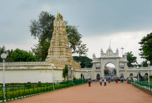 gopuram no parque do palácio real em mysore - architecture asia asian culture bangalore - fotografias e filmes do acervo