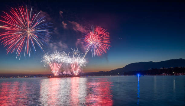 фейерверк на морском входе, ванкувер, британская колумбия - english bay flash стоковые фото и изображения