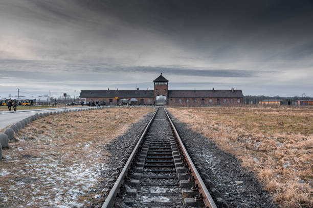 la ferrovia che conduce ad auschwitz ii birkenau campo di sterminio nazista - lesser poland foto e immagini stock