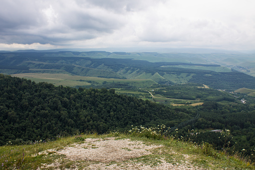 vista superior de un hermoso valle con árboles y colinas y un horizonte borroso photo
