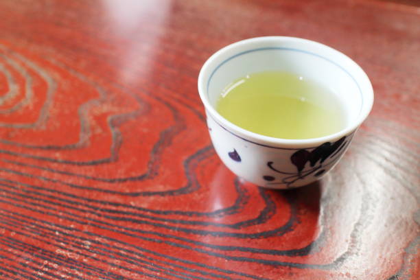 délicieux thé sur la table - japanese tea cup photos et images de collection