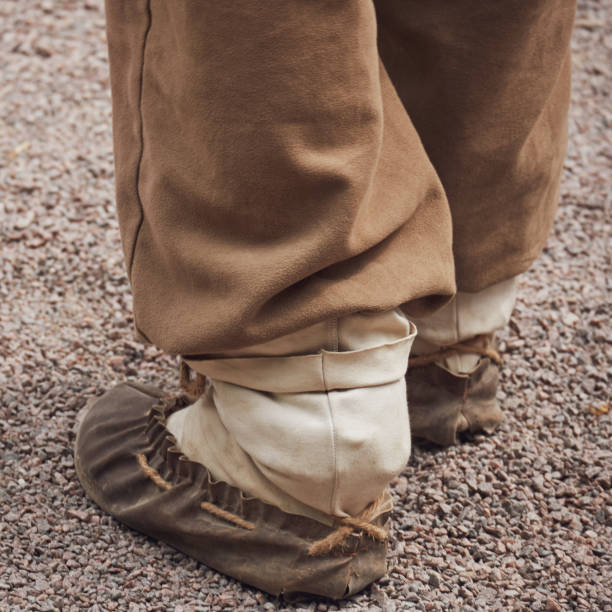 piedi da uomo in scarpe nazionali in pelle russa postol - footcloth foto e immagini stock