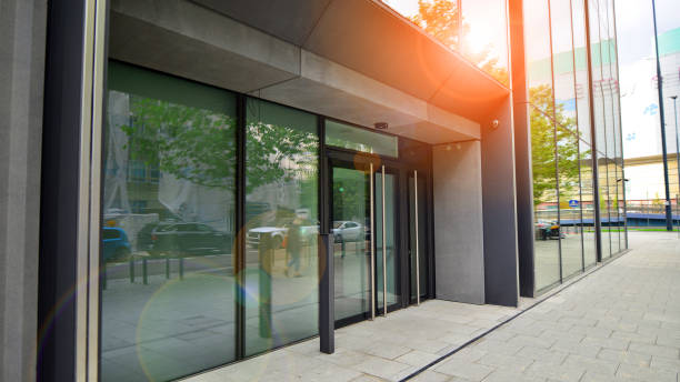 istock Glass windows and sidewalks in office buildings. Sunlight reflecting off large glass panels. 1427096354