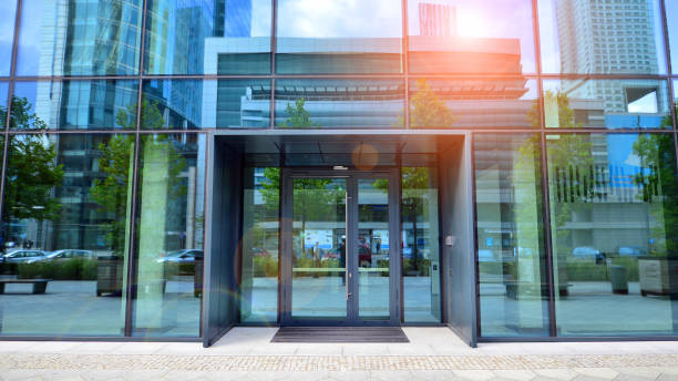 istock Glass windows and sidewalks in office buildings. Sunlight reflecting off large glass panels. 1427096534